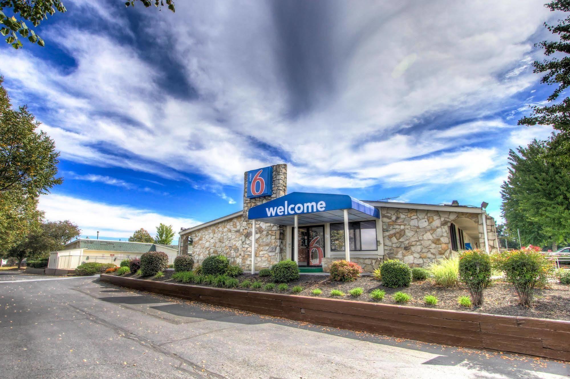 Howard Johnson By Wyndham Harrisonburg Exterior foto